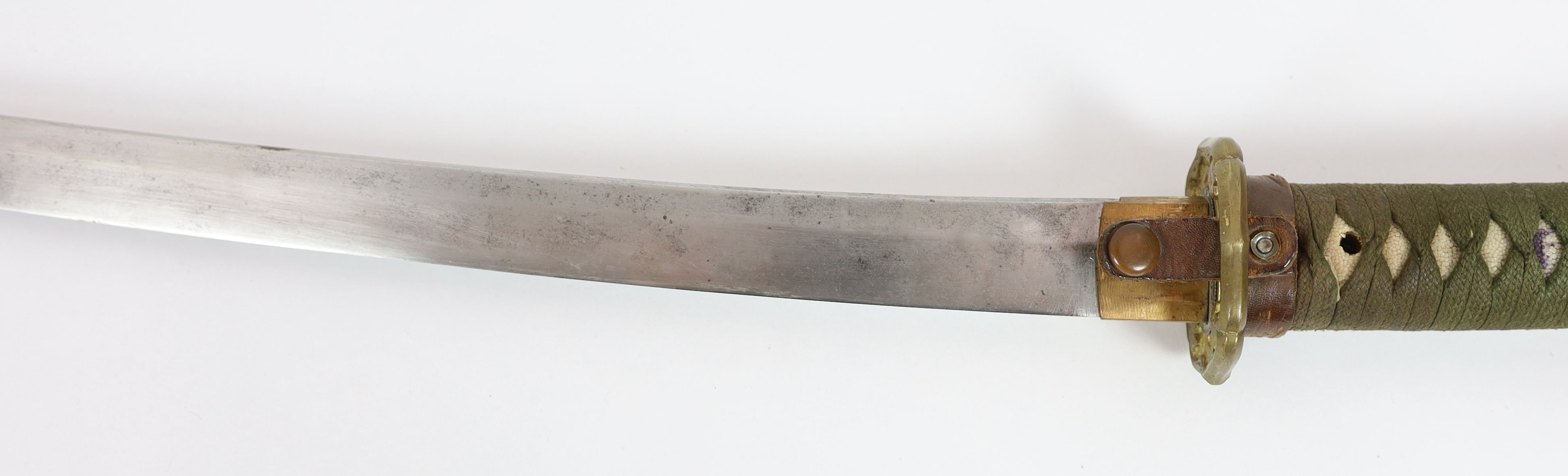 A late WWII Japanese military shin-gunto overall length 93.5cm